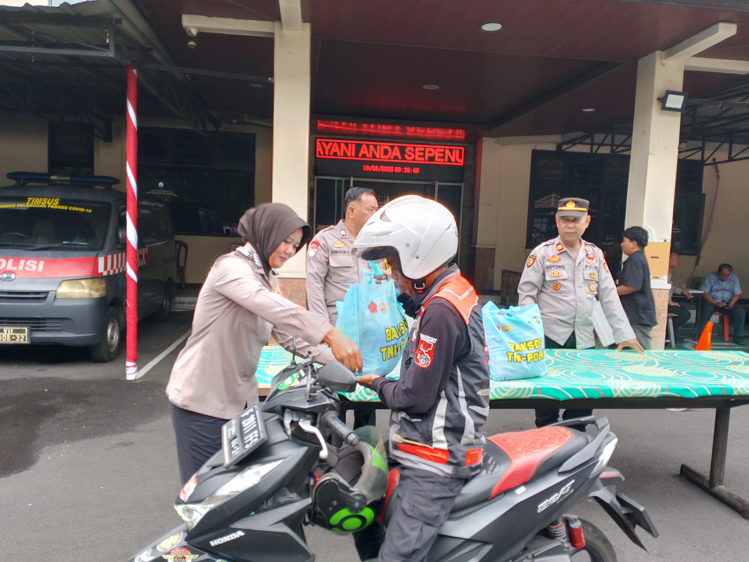 Polsek Cipayung Salurkan Bantuan Sembako Kapolda Metro Jaya kepada Warga dan Ojol