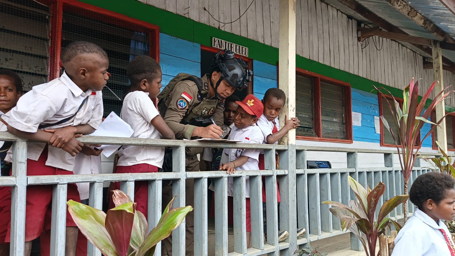 Satgas Ops Damai Cartenz Berbagi Buku Bacaan kepada Anak-Anak Sekolah di Intan Jaya