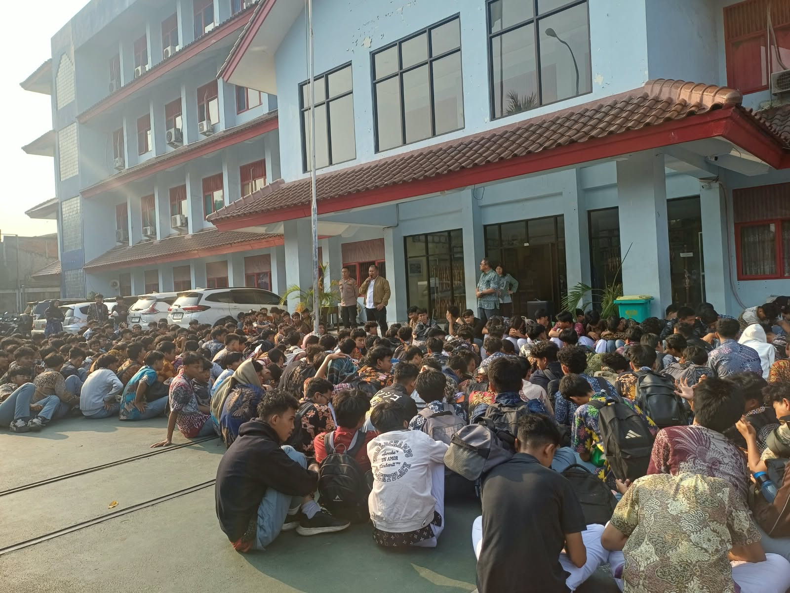 Polsek Bekasi Barat Edukasi Siswa SMK Yadika 9 tentang UU ITE, Ajak Pelajar Bijak Bermedia Sosial