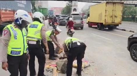 Respons Cepat Sat Lantas Polres Metro Bekasi Kota Atasi Kemacetan Akibat Kecelakaan di Flyover Summarecon