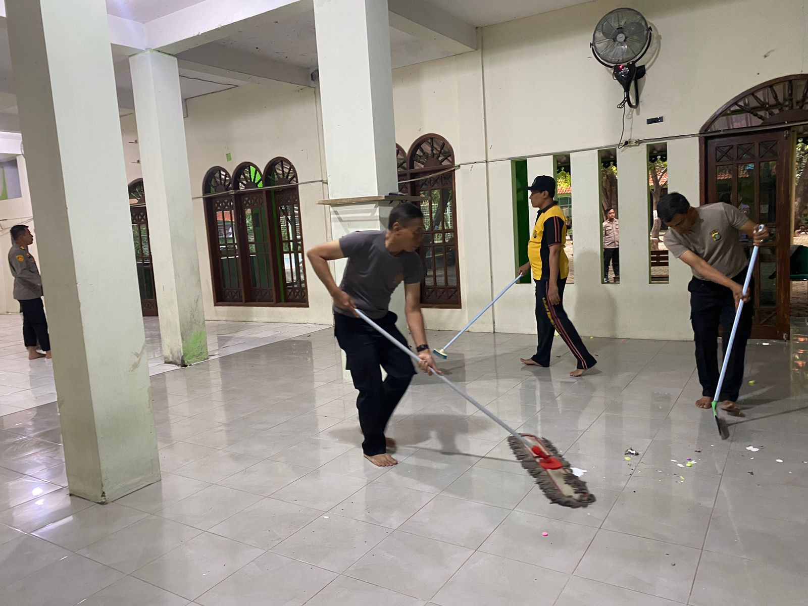 Polres Metro Jakarta Utara dan Polsek Kelapa Gading Gelar Aksi Bersih-Bersih Masjid SMA Negeri 72 Pasca Ledakan