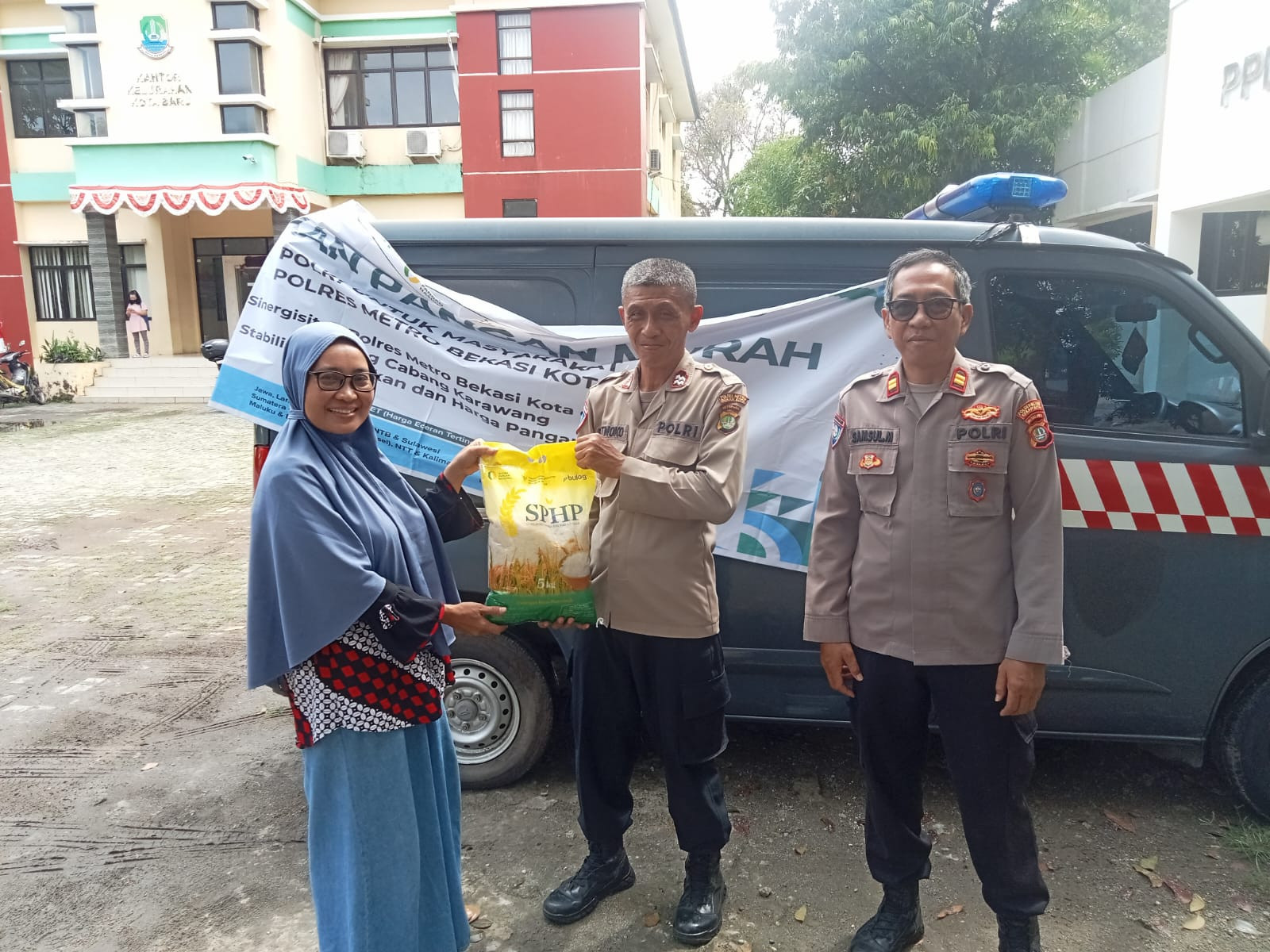 5 Ton Beras Murah Habis Diserbu Warga di Penjaringan, Polsek dan Bulog Gelar Gerakan Pangan Murah