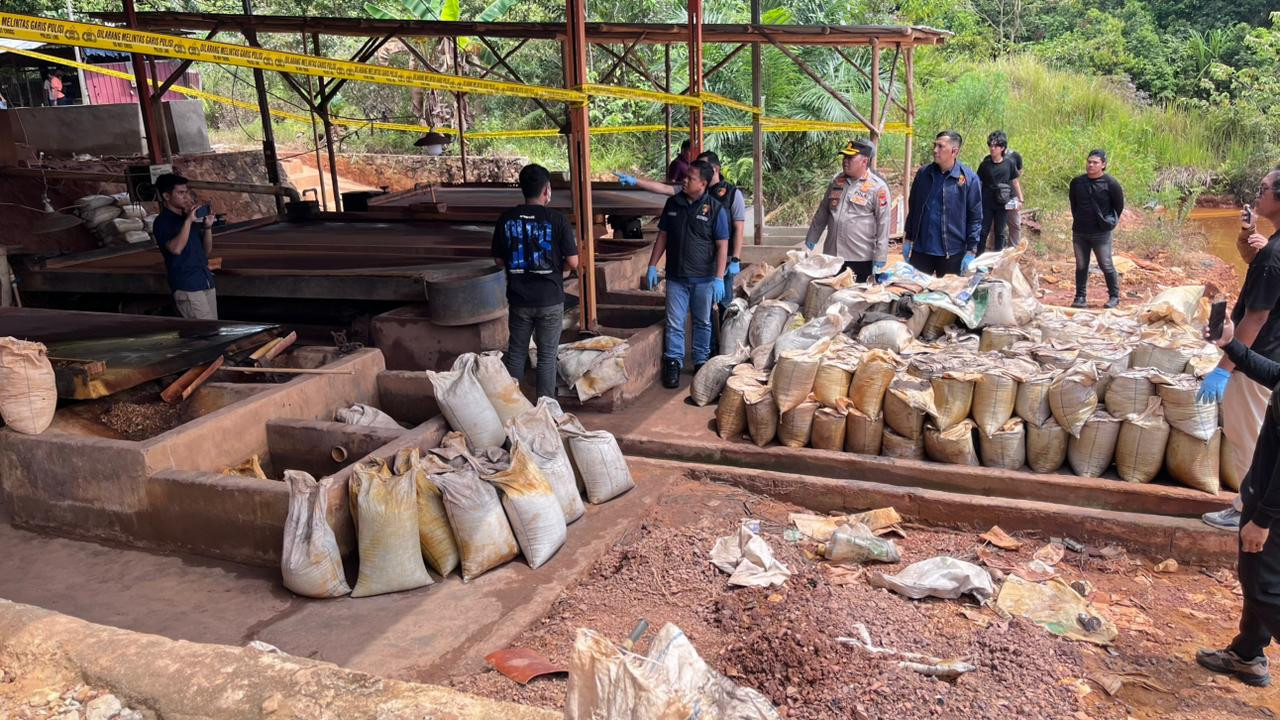 Polri Bongkar Penambangan Ilegal dan Penyelundupan Pasir Timah ke Malaysia, 7 Tersangka Diamankan
