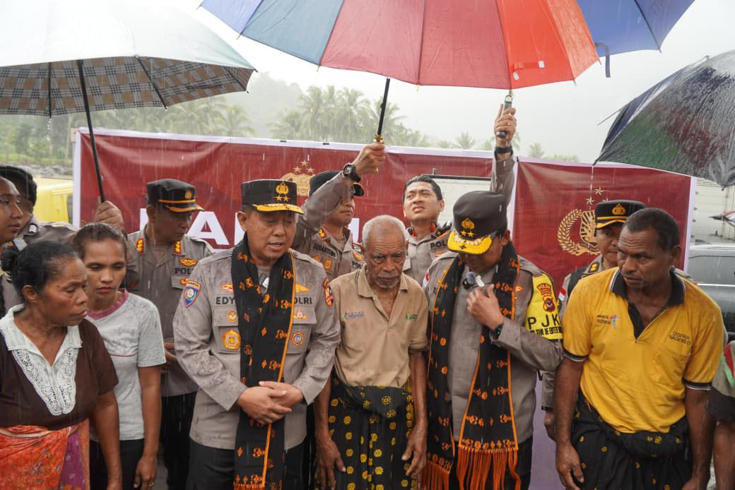 Kapolda NTT Kerahkan Personel Tambahan dan Anjing Pelacak untuk Bantu Pencarian Korban Bencana di Mauponggo