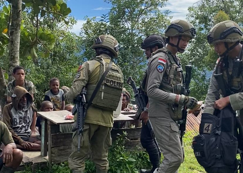 Patroli Humanis Satgas Ops Damai Cartenz di Kampung Apom Kiwirok, Pererat Kedekatan dengan Warga