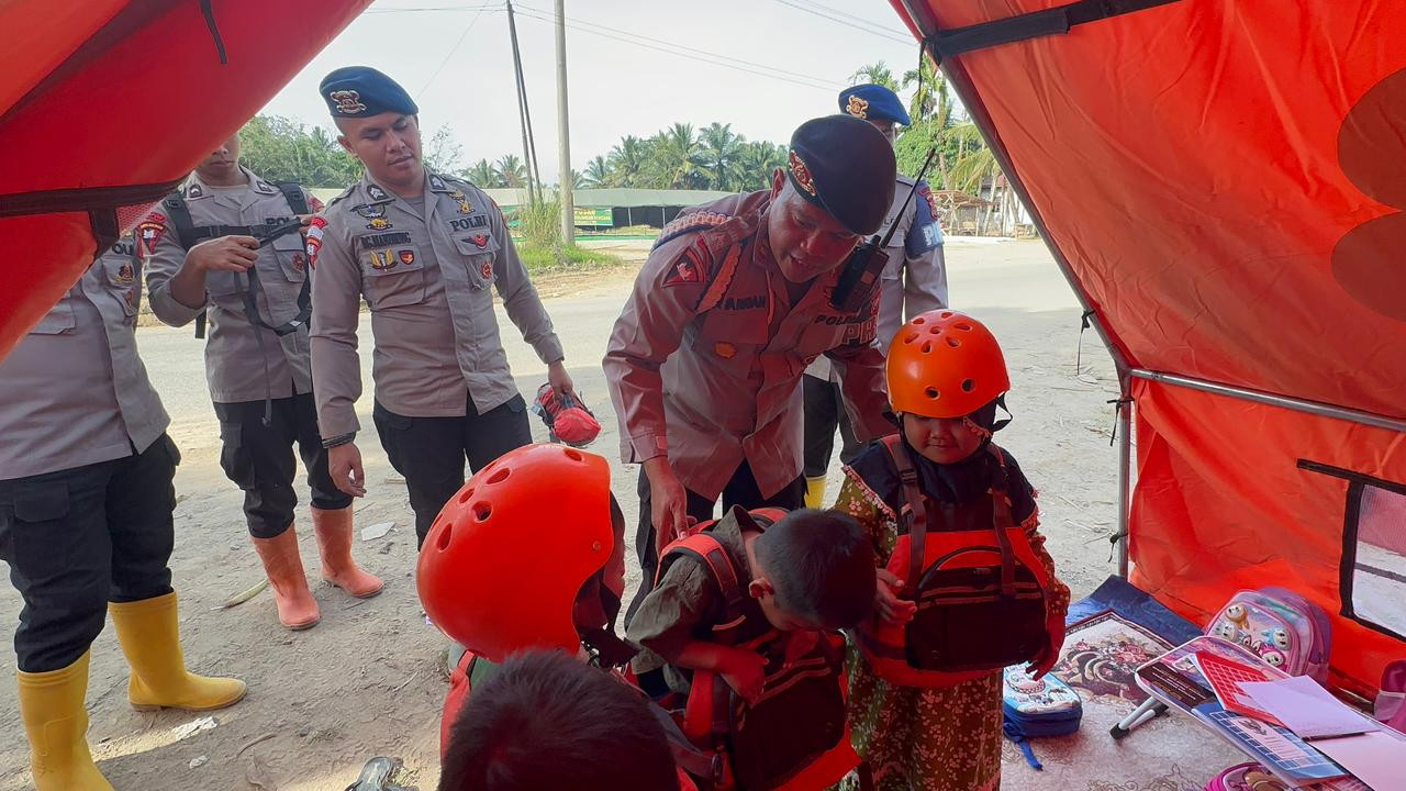 Brimob Polda Sumut Gelar Edukasi dan Trauma Healing untuk Anak TK Terdampak Bencana di Tapanuli Selatan