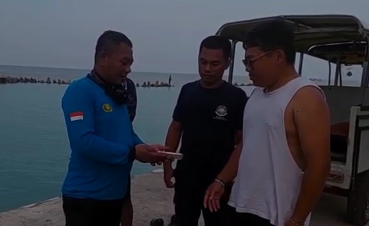 Respons Cepat dan Humanis, Anggota Polsek Kepulauan Seribu Selatan Berhasil Temukan HP Wisatawan yang Jatuh ke Laut di Dermaga Pulau Pari