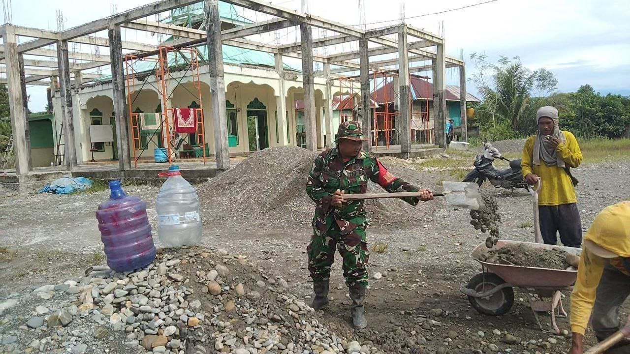 Perkuat Kebersamaan Serta Cerminkan Sikap Toleransi, Babinsa Koramil 1710-07/Mapurujaya Bersama Warga Gelar Kerja Bakti Pembangunan Masjid