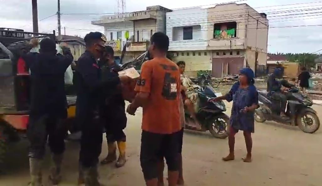 Polisi Bagikan Makanan untuk Korban Banjir, Redam Kepanikan dan Pastikan Distribusi Bantuan Tetap Lancar