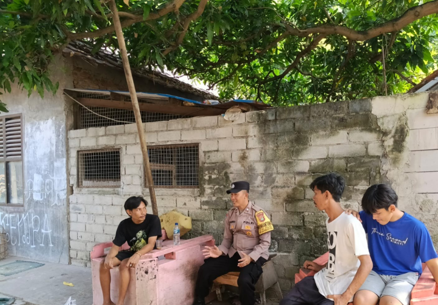 Bhabinkamtibmas Pulau Kelapa Jalin Silaturahmi dan Sampaikan Pesan Kamtibmas Kepada Warga