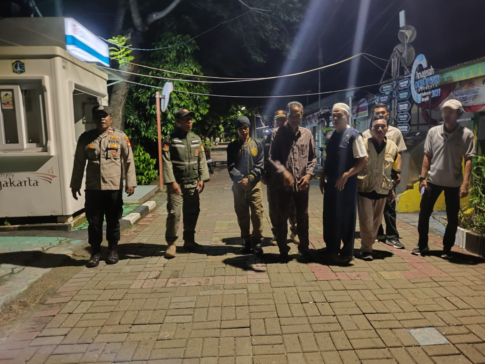 Patroli Malam Gabungan, Polsek Kepulauan Seribu Selatan Bersama TNI dan Stakeholder Perkuat Siskamling Cegah Gangguan Kamtibmas