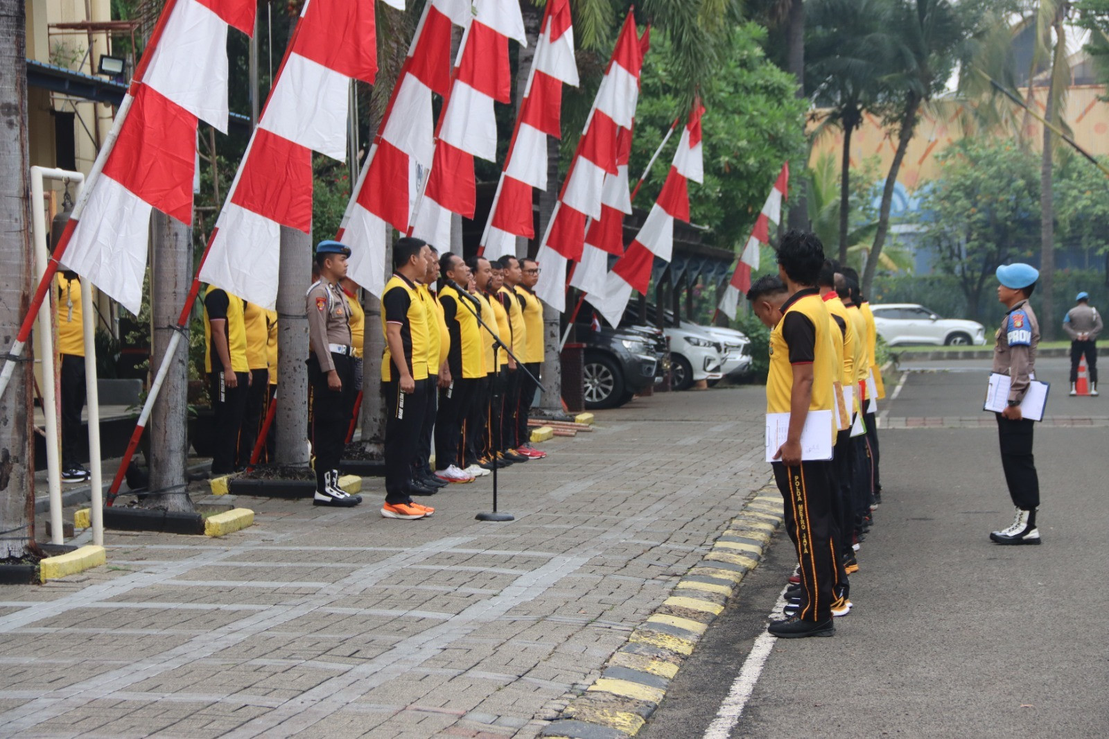 Kapolres Kepulauan Seribu Ajak Anggota Jaga Kebugaran Lewat Apel Olahraga Pagi