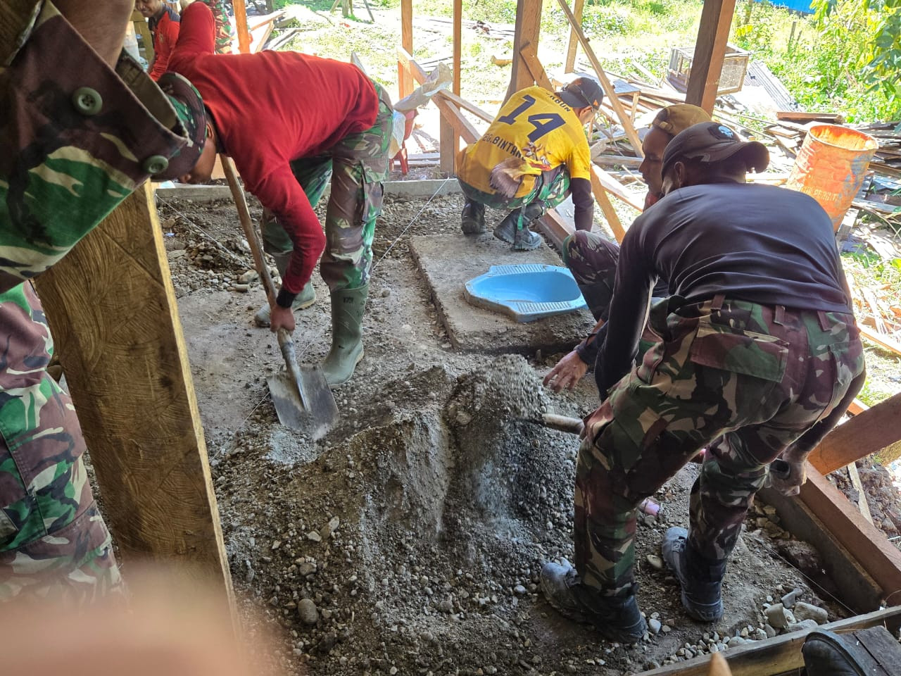 Kodim 1715/Yahukimo Melaksanakan Renovasi Rumah Tidak Layak Huni Dalam Rangka Memperingati HUT Korem 172/PWY Ke-62