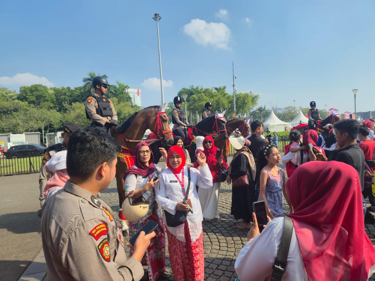 Masyarakat Antusias Rayakan HUT RI ke-80, Pasukan Berkuda Turangga Polri Jadi Perhatian Publik