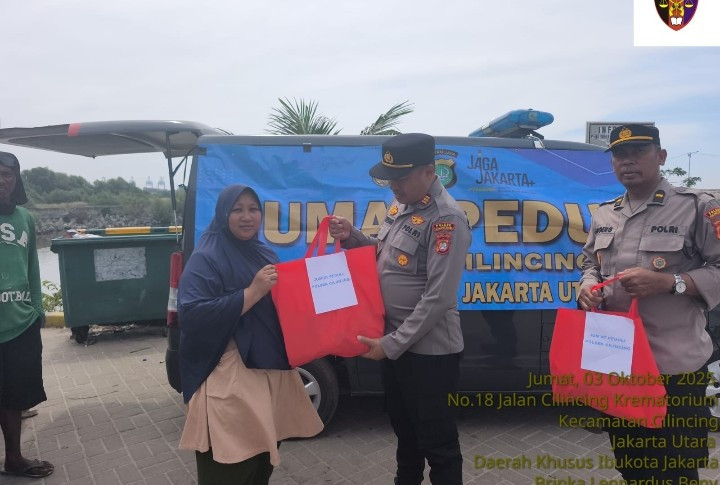 Jumat Peduli, Polri Bagikan 50 Paket Sembako di Kampung Nelayan Cilincing