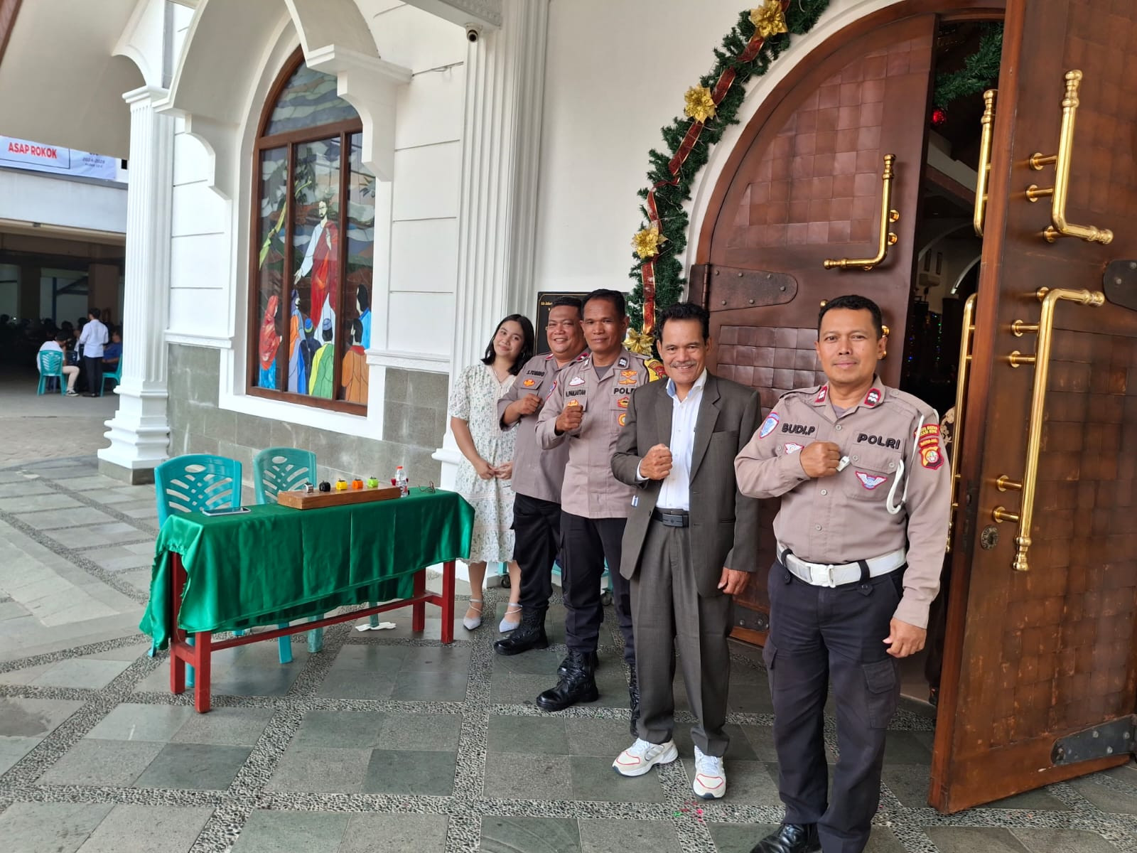 Polsek Jatisampurna Berikan Pelayanan dan Pengamanan Ibadah Natal Sesi 3 di Gereja HKBP