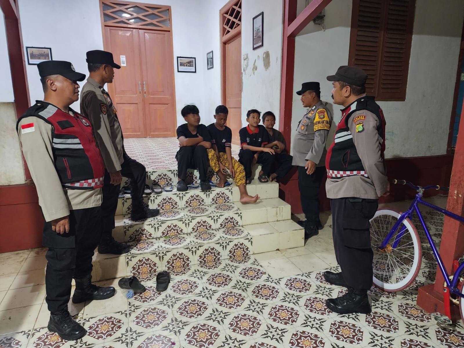 Patroli Malam Humanis, Polisi–TNI Sambangi Warga Pulau di Kepulauan Seribu Utara