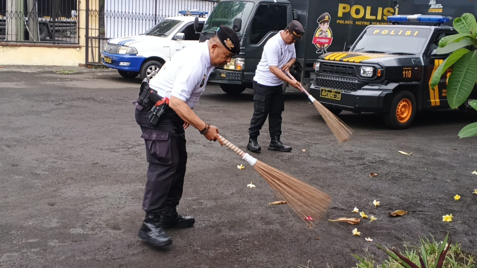 Polsek Metro Penjaringan Gaungkan “Jaga Jakarta Bersih dan Asri”, Kapolsek Ajak Personel Jadi Pelopor Lingkungan Sehat