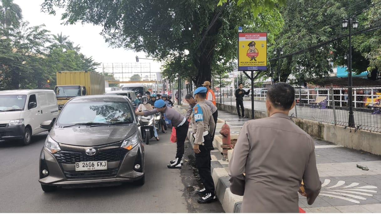 Jumat Berkah Di Bulan Ramadhan Polsek Bekasi Barat Bagikan Takjil