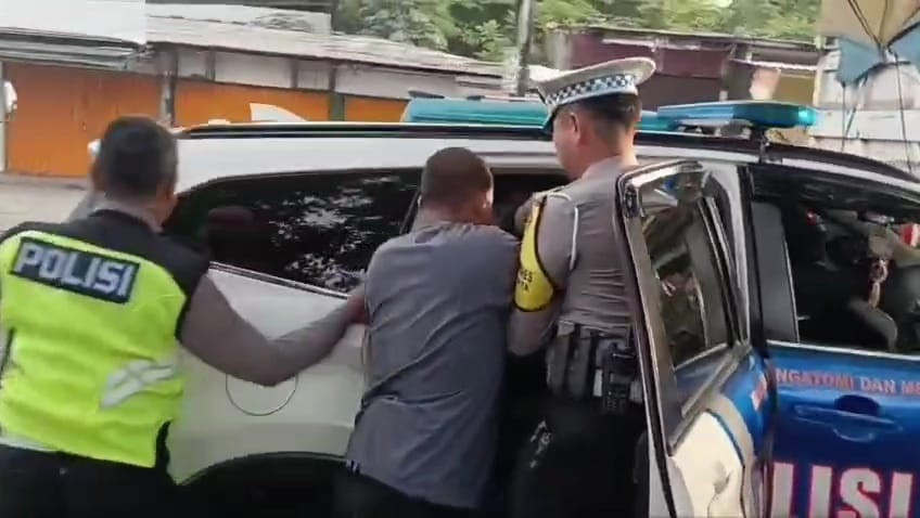 Aksi Cepat Tanggap Kasat Lantas Bekasi Kota, Tangani Korban Kecelakaan di Gunung Putri Bogor