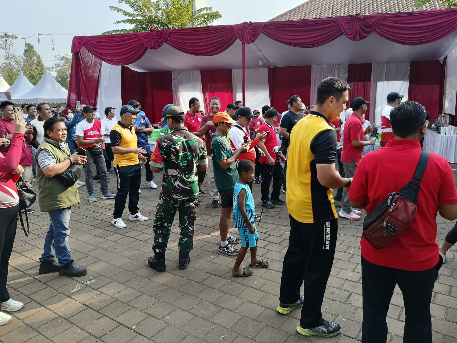 Kapolsek Bantar Gebang Dampingi Kasat Lantas Polres Metro Bekasi Kota Hadiri Road Show Mall Pelayanan Publik (MPP) di Pasar Alam Vida