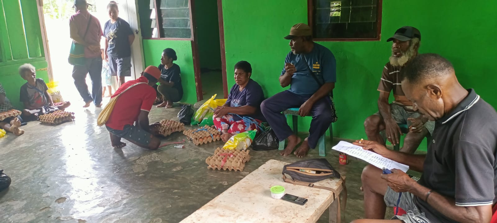 Sembako Untuk Warga, Kepala Suku Besar Senggi Matias Mangu Ajak Warga Kecam Pembunuhan Warga Sipil di Yahukimo