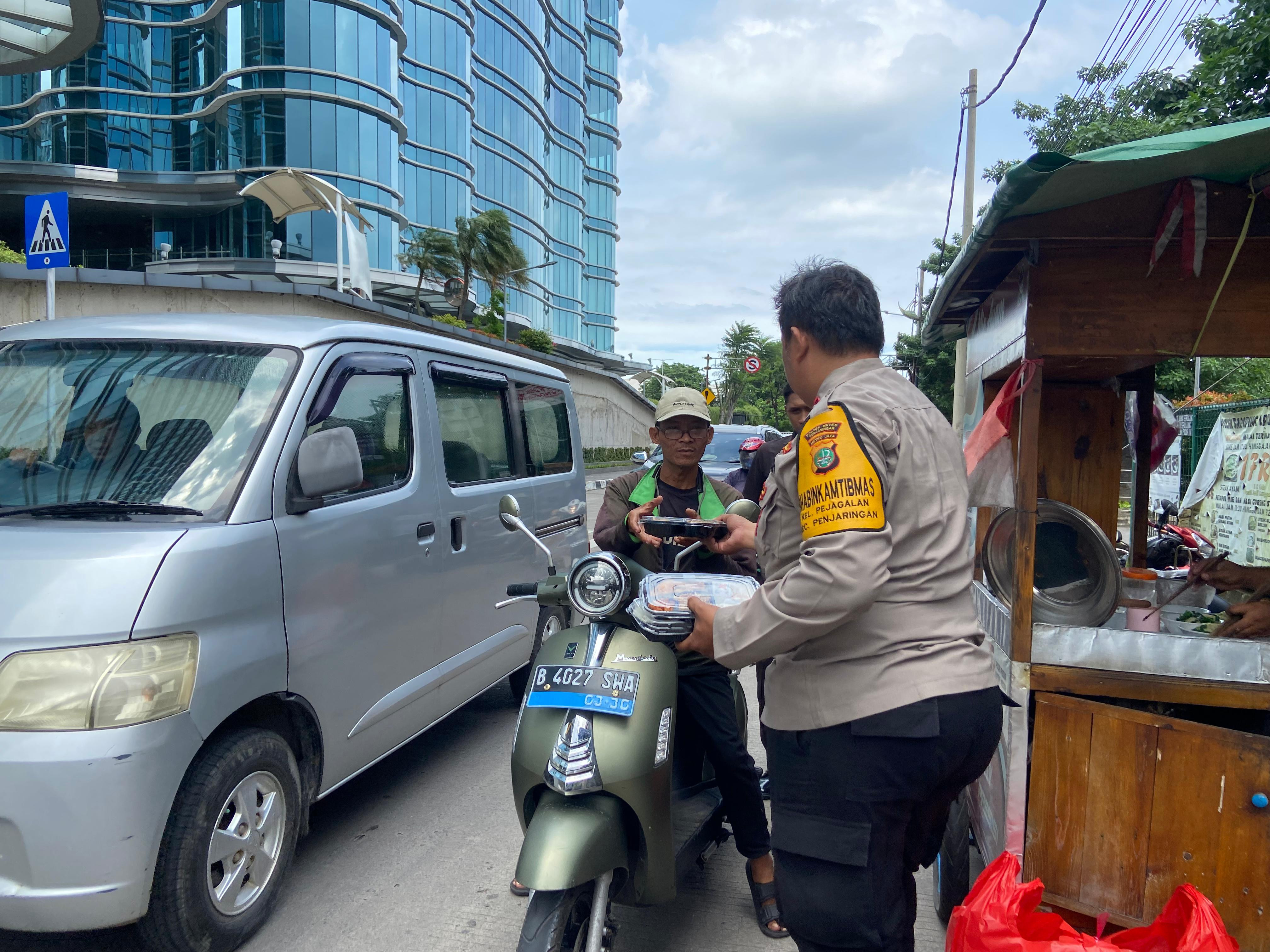 Polsek Metro Penjaringan Gelar Jumat Berkah, Bagikan Makanan Siap Saji untuk Warga dan Pengemudi