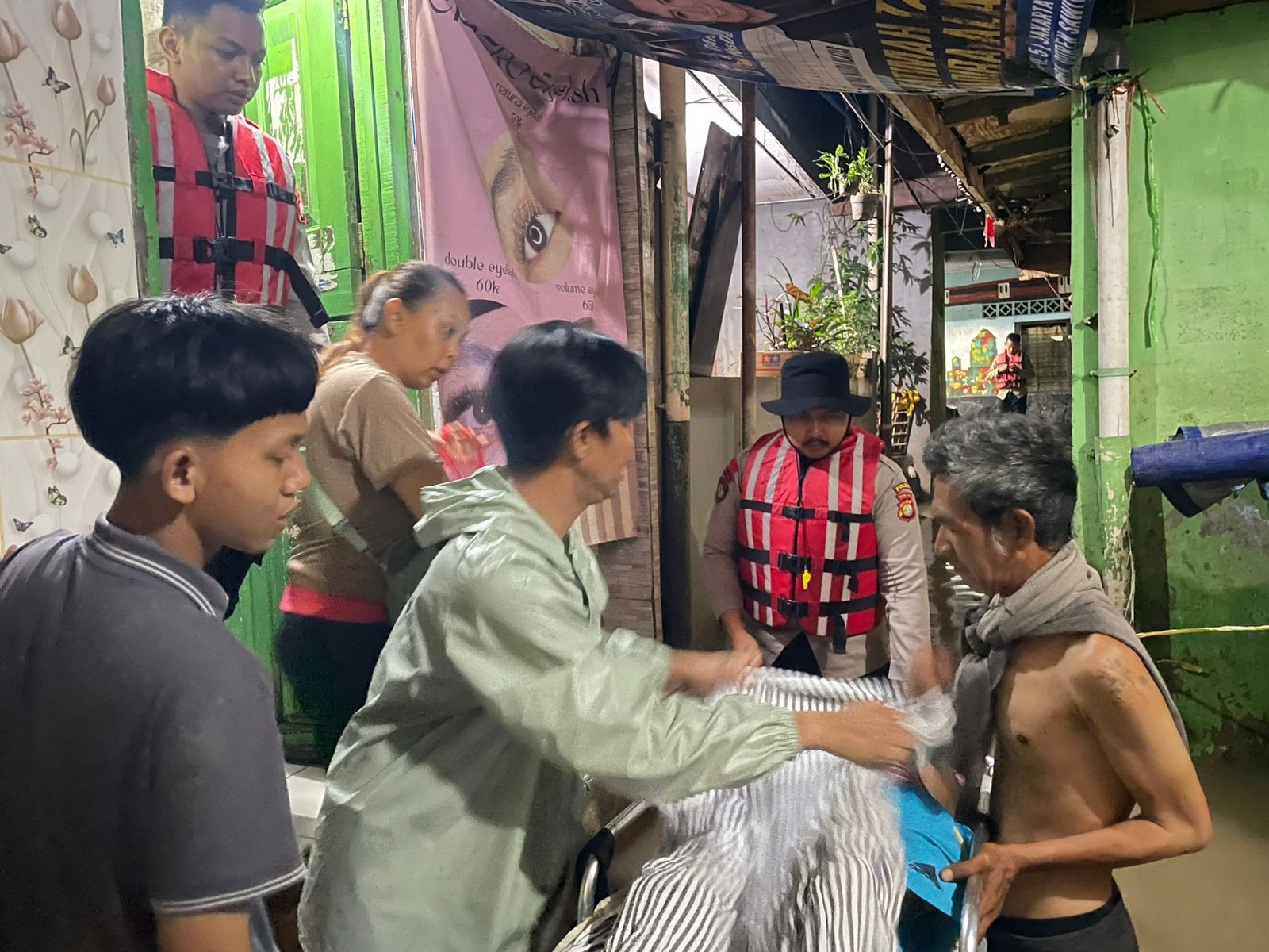 Ditsamapta Polda Metro Jaya Evakuasi Warga Sakit Terdampak Banjir di Kebon Pala