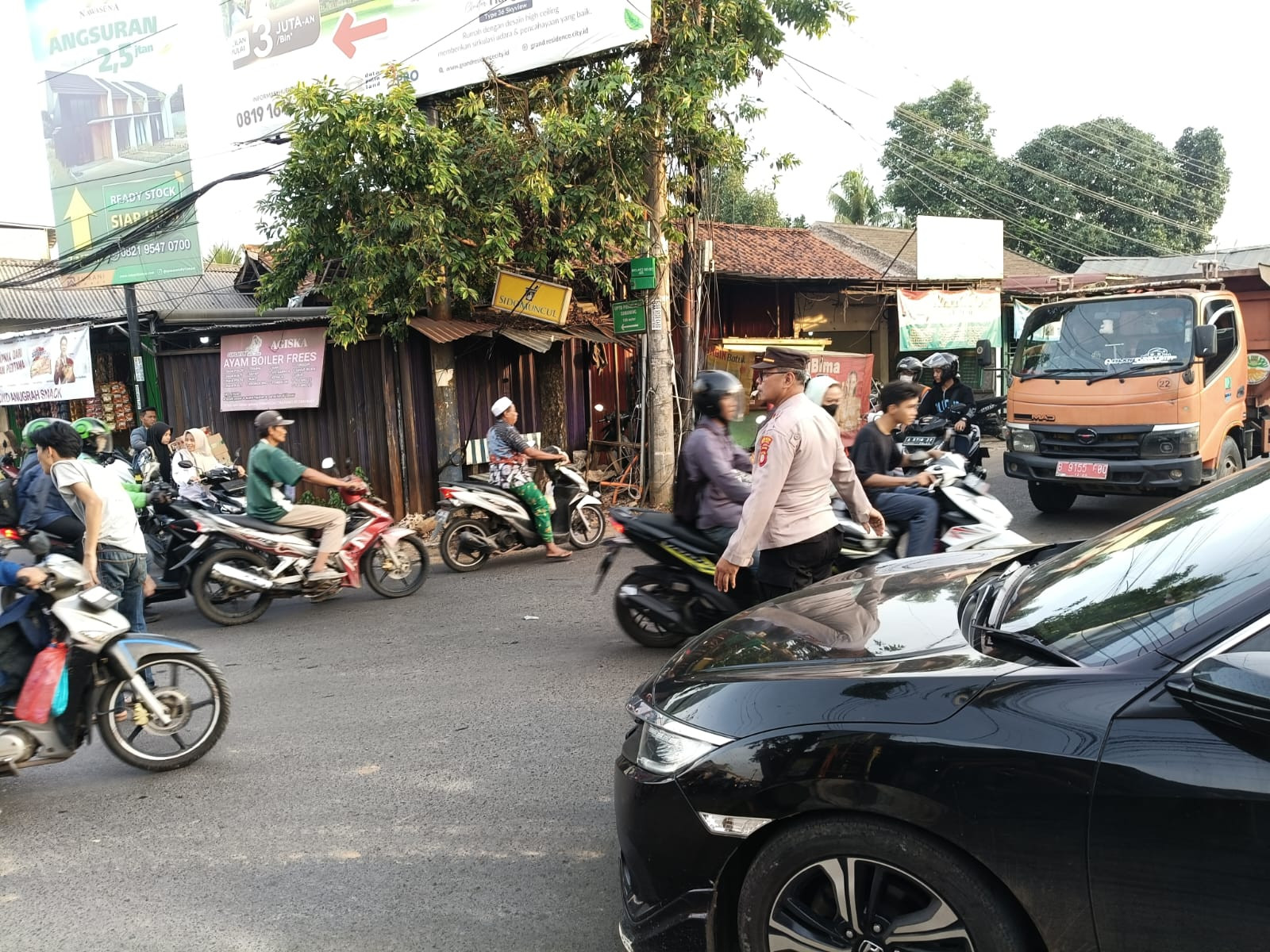 Polsek Bantargebang Siagakan Personel di Perempatan Cimuning Demi Keamanan Pengendara