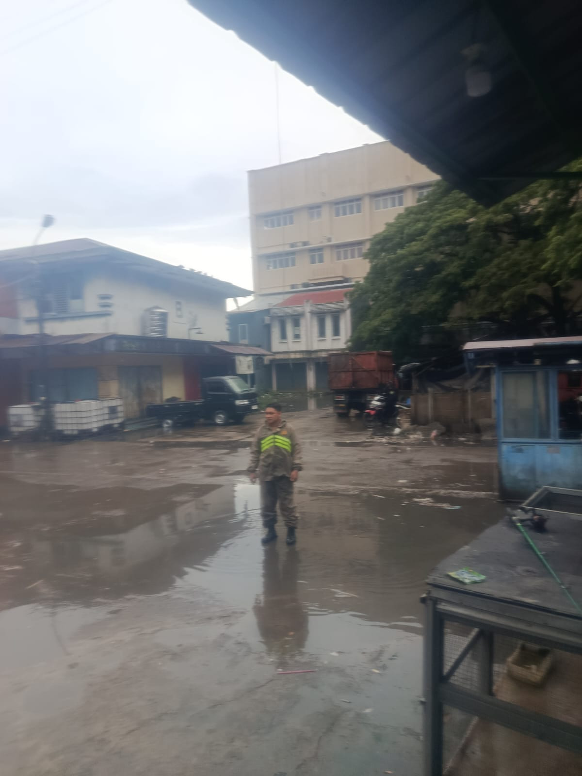 Siaga Dampak Hujan, Bhabinkamtibmas Polsek Medan Satria Pantau Area Ruko Pasar Family Pejuang