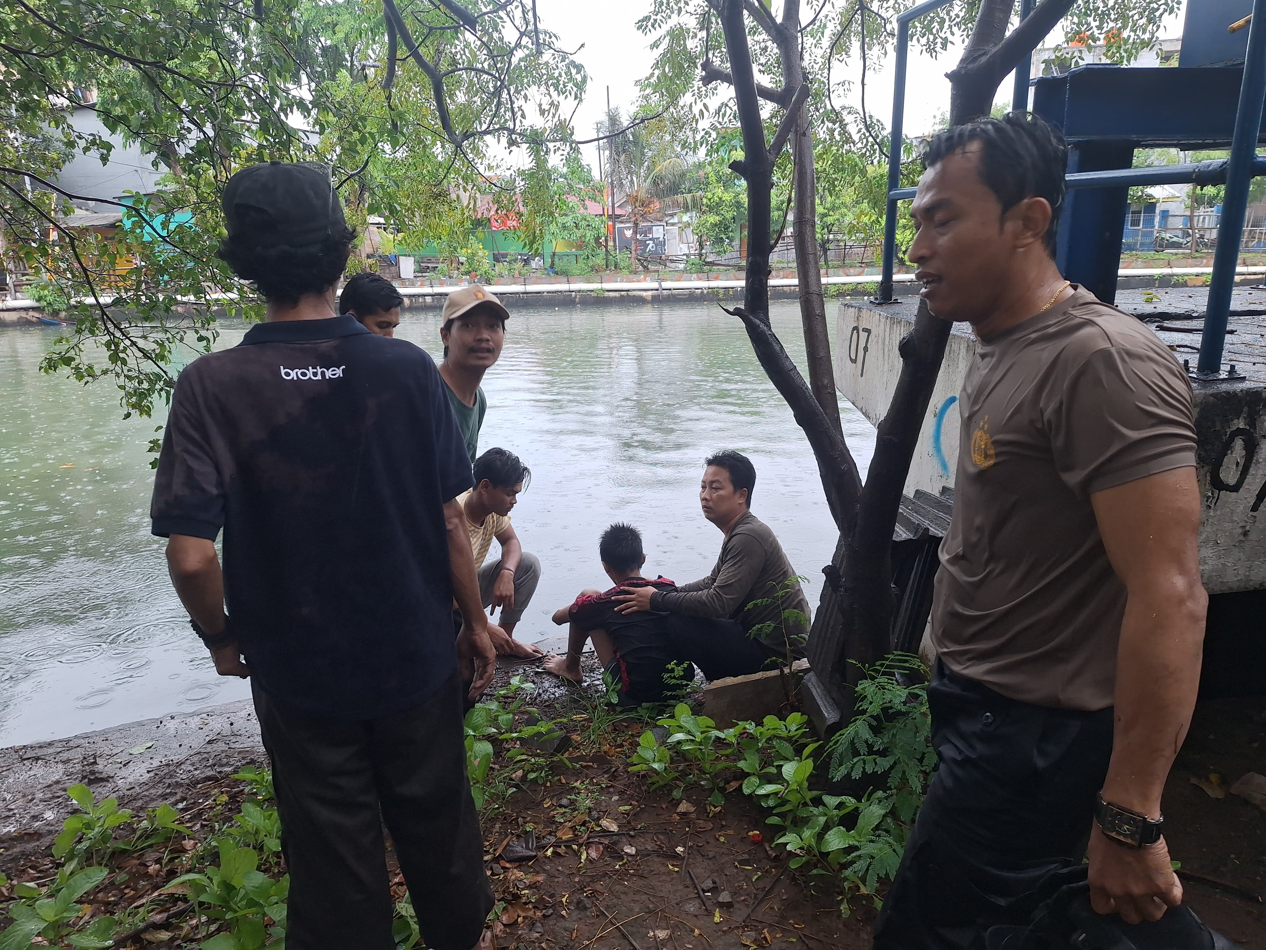 Polisi Selamatkan Anak Hampir Terseret di Kali Kresek