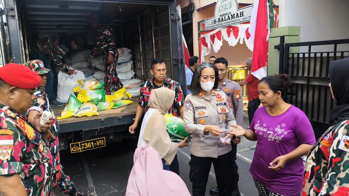 Polda Metro Jaya Bersama Bulog Gelar Gerakan Pangan Murah, 3 Ton Beras Terserap Masyarakat