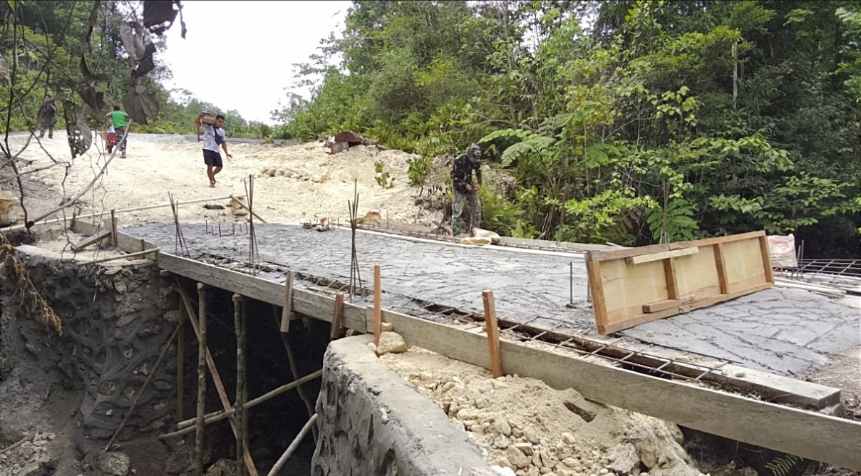 Rehab Jembatan TMMD Ke-129 Pengecoran Bagian Atas Jembatan Hampir Rampung, Akses Masyarakat Kampung Sesor Segera Lebih Aman dan Lancar
