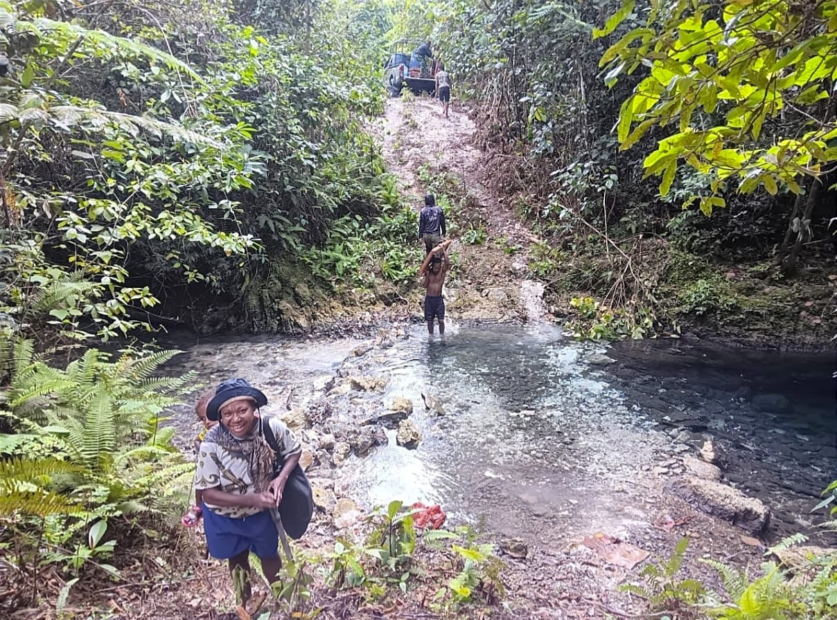 Medan Terjal Tak Surutkan Semangat Anggota Satgas TMMD Ke-129, Gotong Royong Wujudkan Pembangunan di Kampung Sesor
