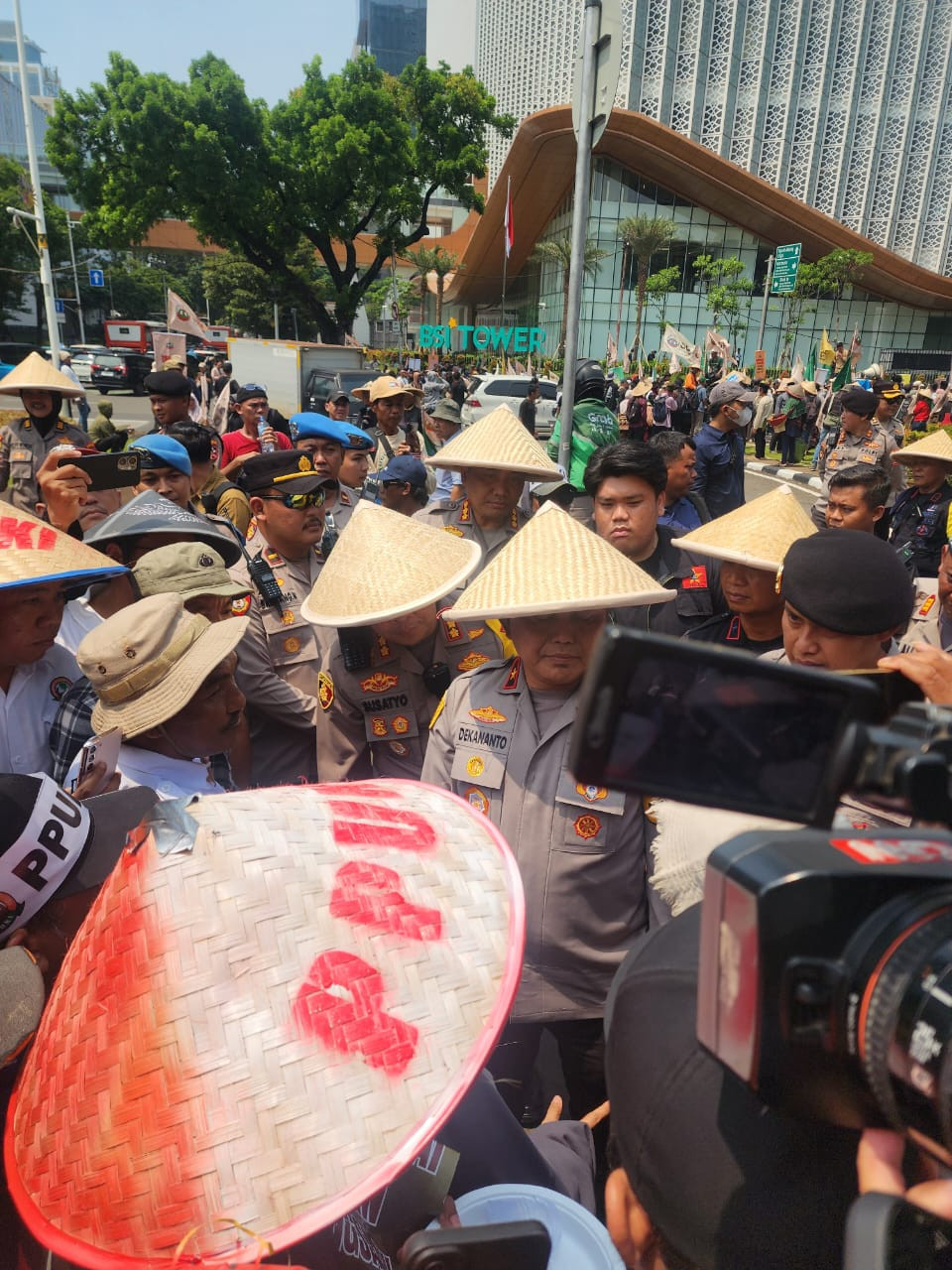 Peringati Hari Tani Nasional, Polisi Potong Tumpeng Bersama Massa Aksi di Jl. Merdeka Selatan Jakarta Pusat
