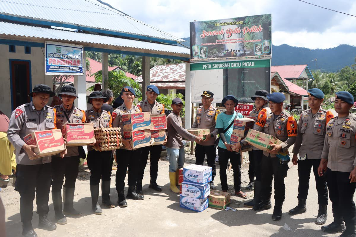 Polres Padang Pariaman Salurkan Bantuan ke Warga Terdampak di Korong Sipisang sipinang Nagari Anduring Kecamatan 2x11 Kayu Tanam