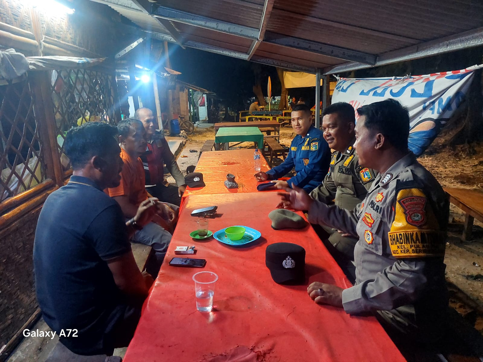 Bhabinkamtibmas Pulau Pari Sambangi Warga, Sosialisasikan Layanan Polri 110 Gratis 24 Jam