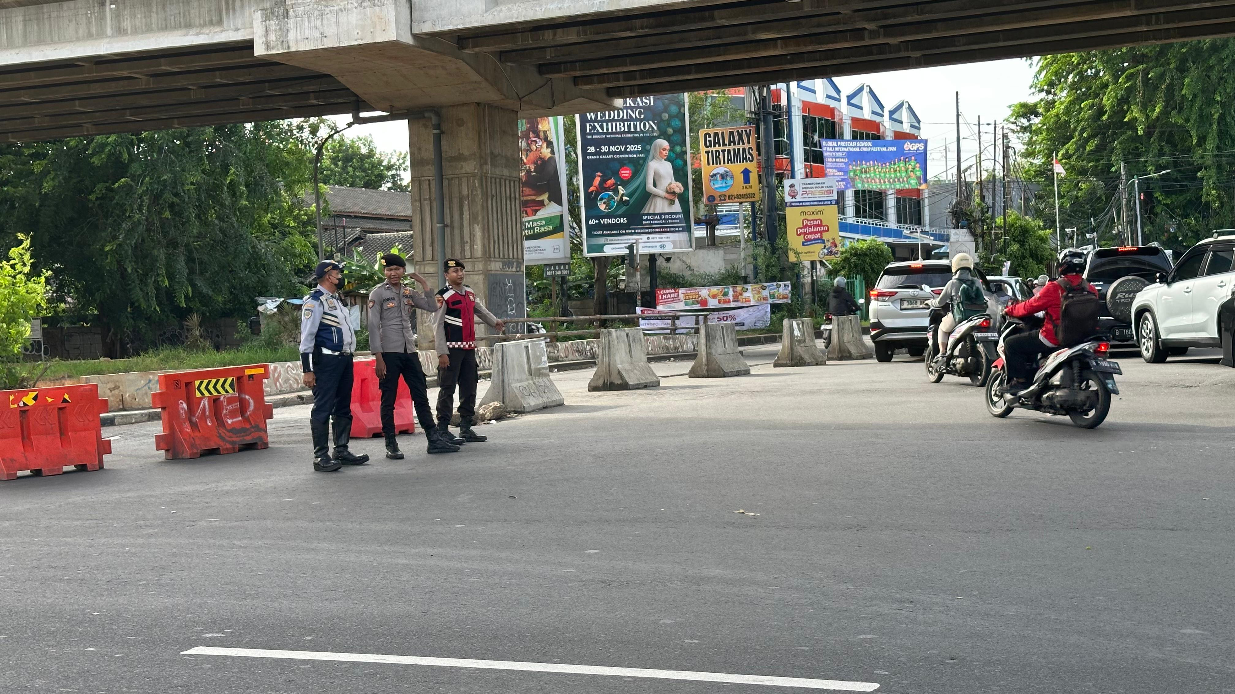 Demi Kelancaran Pagi Hari, Tim Presisi Polres Metro Bekasi Kota Sebar Personel di 3 Titik Traffic Light Rawan Padat