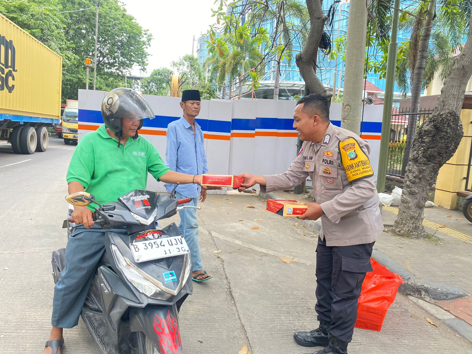 Polsek Metro Penjaringan Gelar Jumat Berkah, Wujud Kepedulian dan Kedekatan Polri dengan Masyarakat