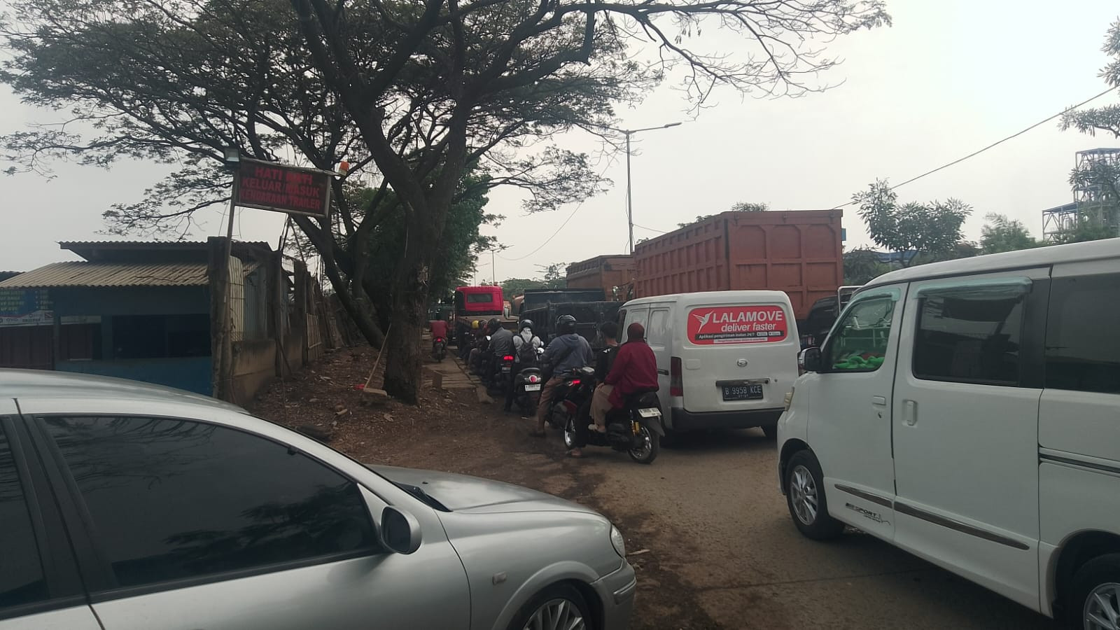Jalan Marunda-Cilincing Macet Total, Pengguna Jalan Harapkan Solusi Cepat