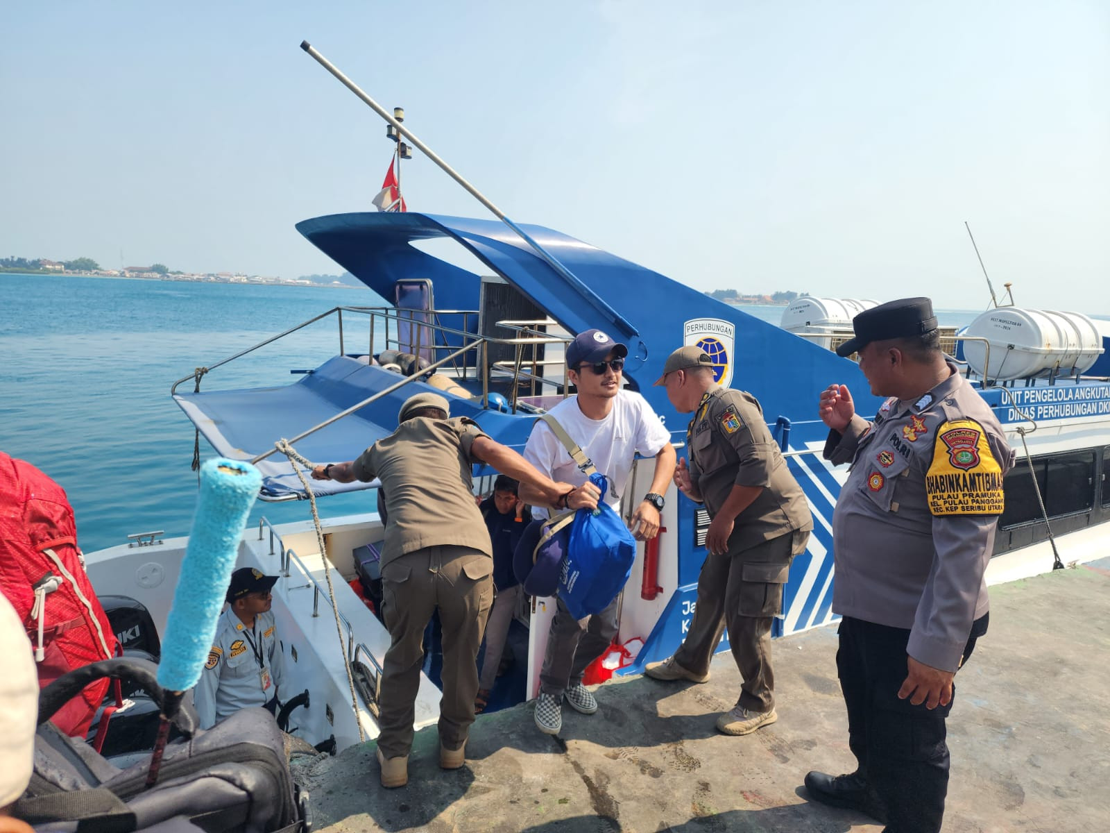 Layanan Polisi 110, Strong Point Polres Kepulauan Seribu Berikan Pelayanan Humanis di Dermaga