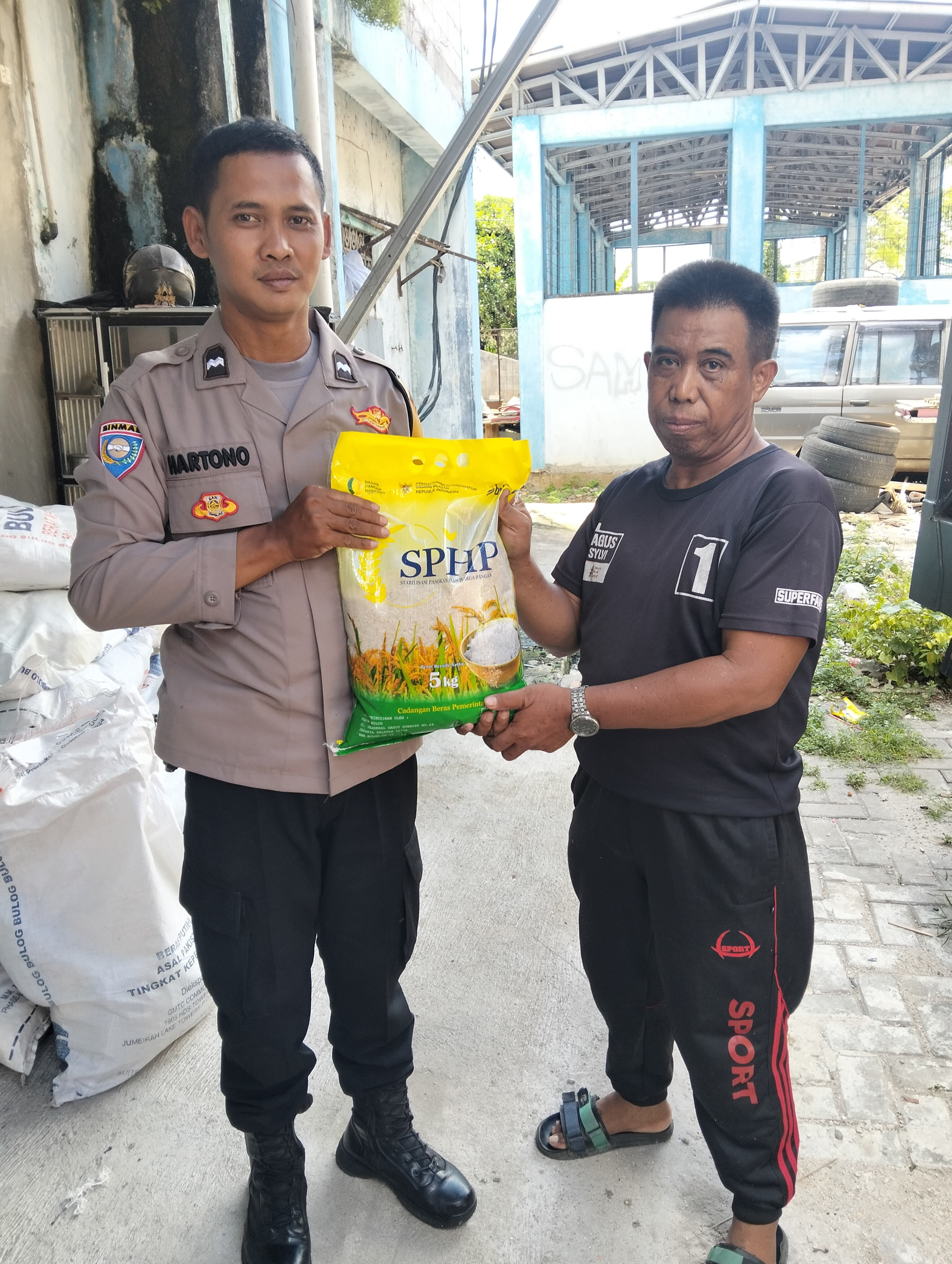 Jaga Jakarta, Jaga Lingkungan Polsek Metro Penjaringan Kawal Distribusi Beras Murah SPHP Bulog untuk Warga