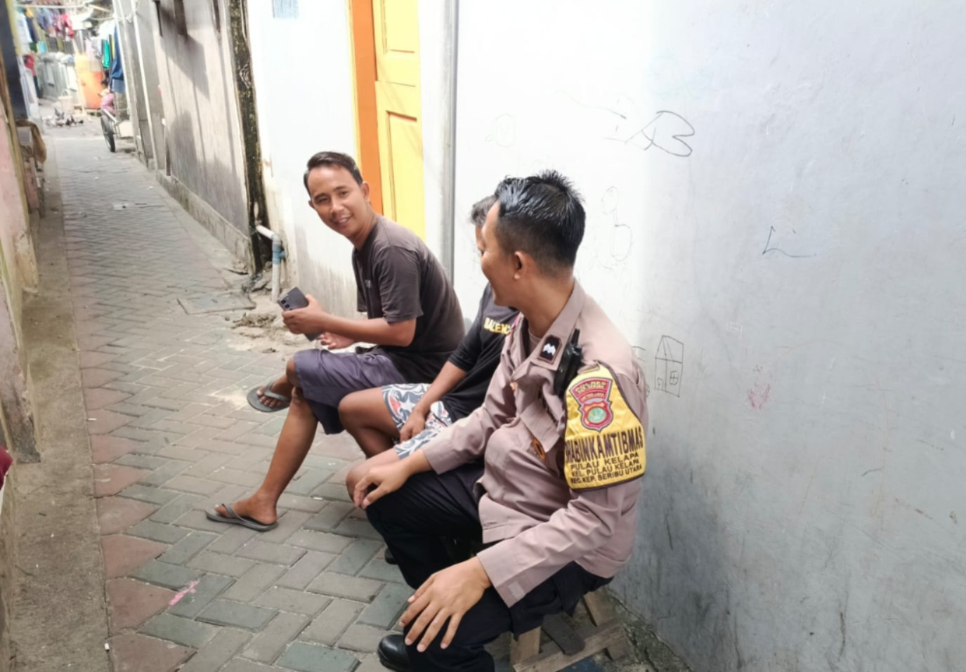 Bhabinkamtibmas Pulau Kelapa Sosialisasikan Layanan Call Center 110, Ajak Warga Dukung Program Jaga Jakarta