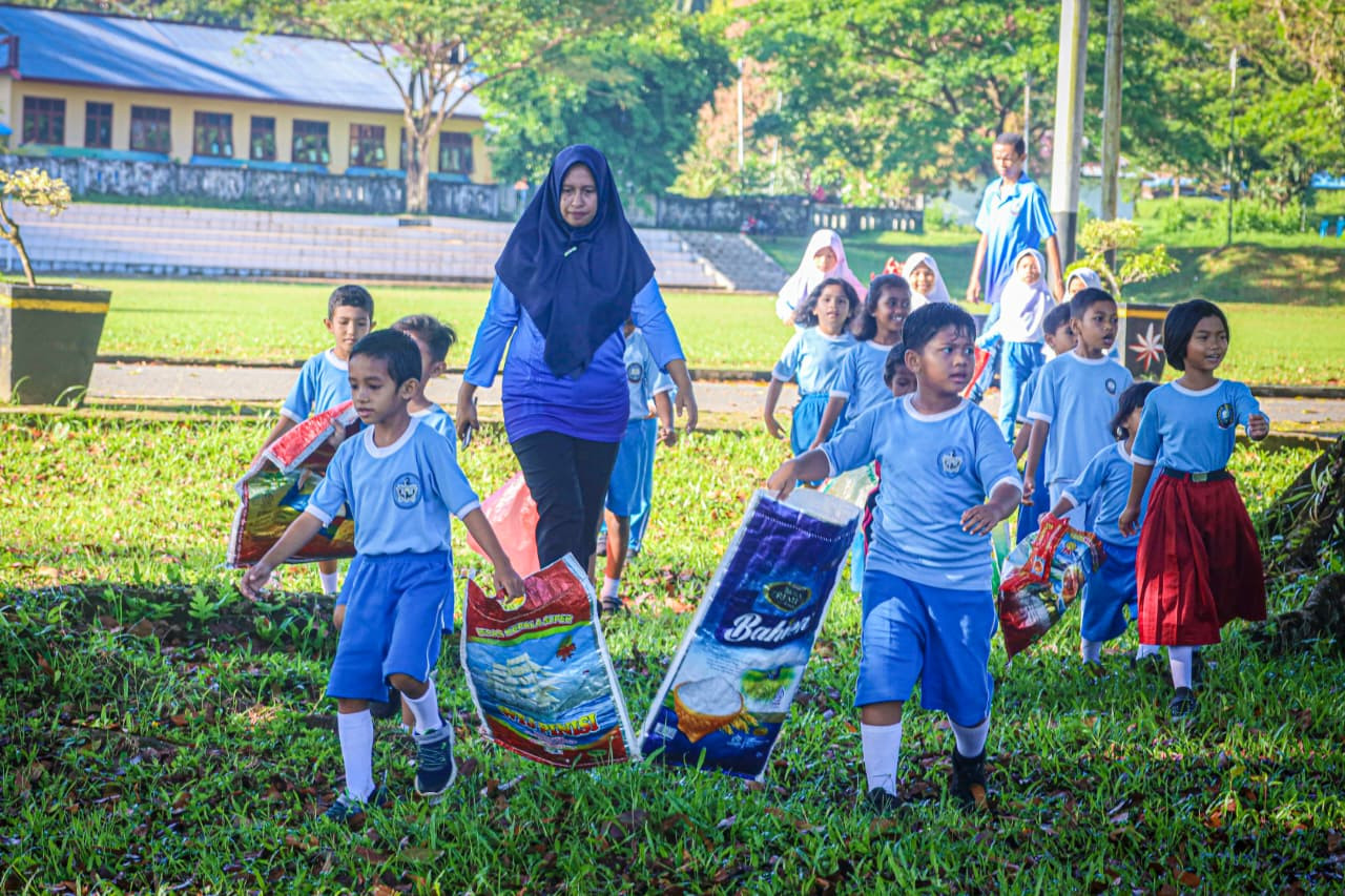 Sambut HUT Ke-79 Yayasan Hang Tuah, Cabang Ambon YHT Laksanakan Bakti Sosial Bersih Pantai dan Tempat Ibadah