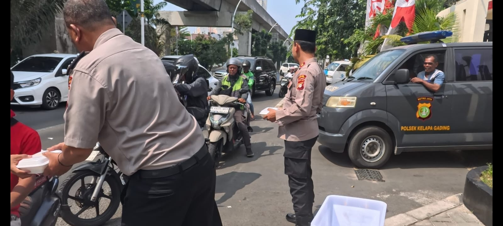 Polsek Kelapa Gading Bagikan 50 Nasi Kotak kepada Ojol dan Warga dalam Program Jumat Peduli