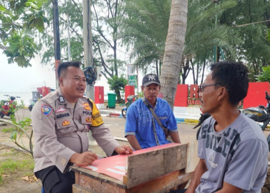Bhabinkamtibmas Pulau Pramuka Sosialisasikan Layanan Call Center 110 ke Warga