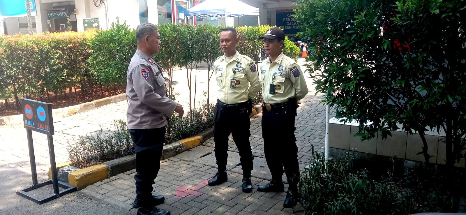 Bhabinkamtibmas Jakasetia Sambangi Ruko Grand Galaxy, Sampaikan Pesan Kamtibmas