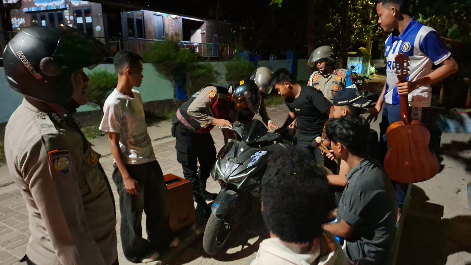Patroli Dini Hari Polsek Kepulauan Seribu Selatan Sosialisasikan Layanan 110, Antisipasi 3C dan Gangguan Kamtibmas