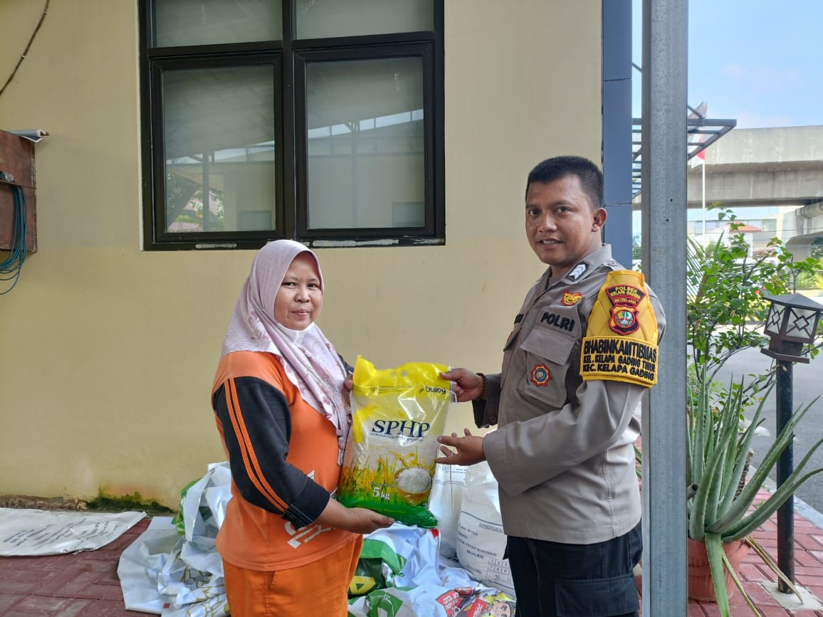 Polsek Kelapa Gading dan Bulog Gelar Gerakan Pangan Murah untuk Warga