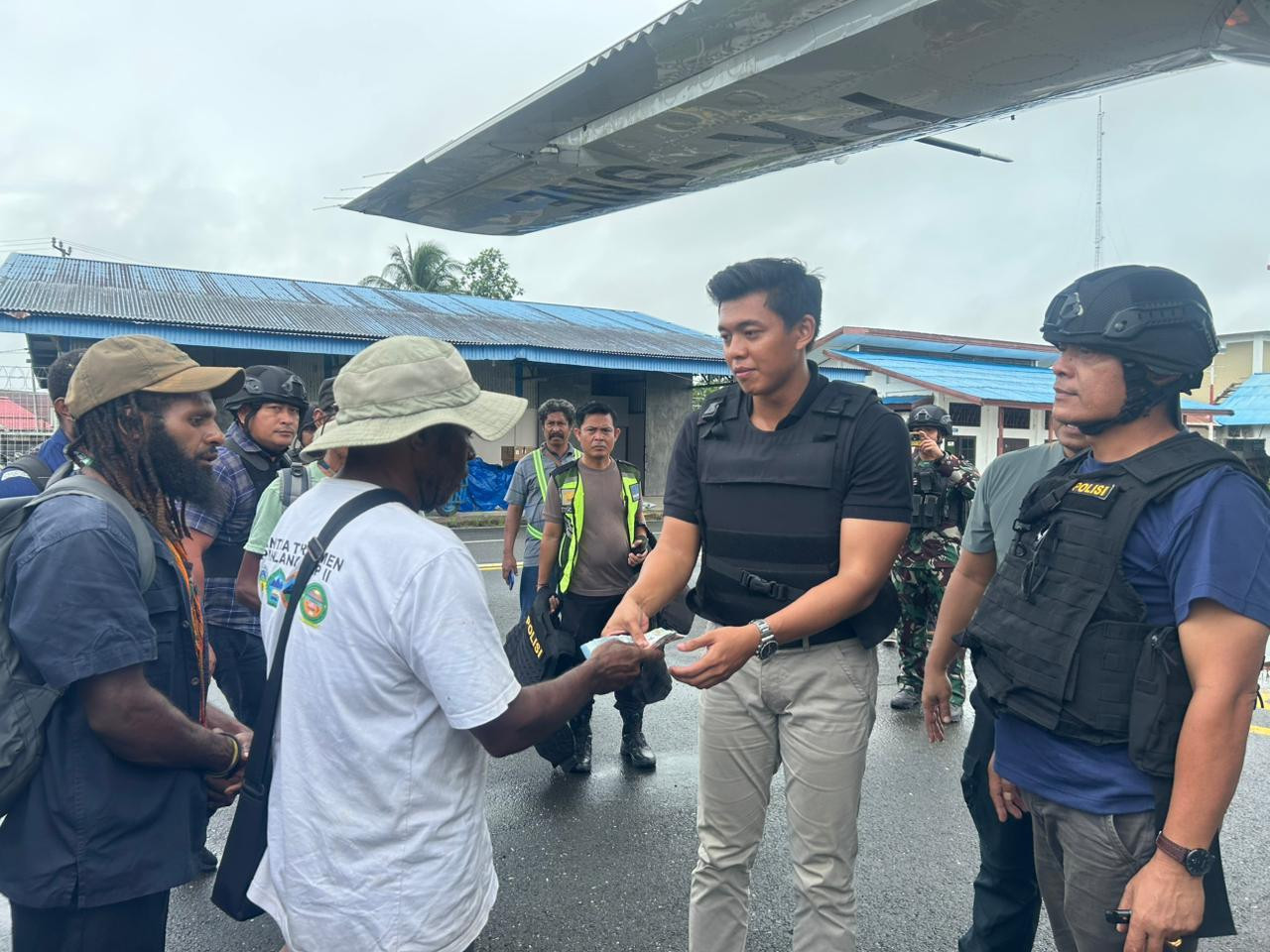 Dari Ujung Landasan Korowai: Duka, Solidaritas Warga, dan Komitmen Satgas Damai Cartenz Jaga Akses Satu-Satunya ke Tanahmerah